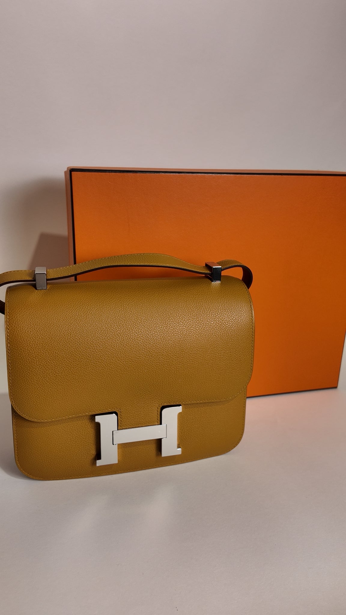 HERMES GOLD CONSTANCE 24 EPSOM W/ PALLADIUM HARDWARE - PRISTINE. FULL SET.