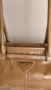 BONNIE EAST WEST LEATHER SHOULDER BAG IN CAMEO