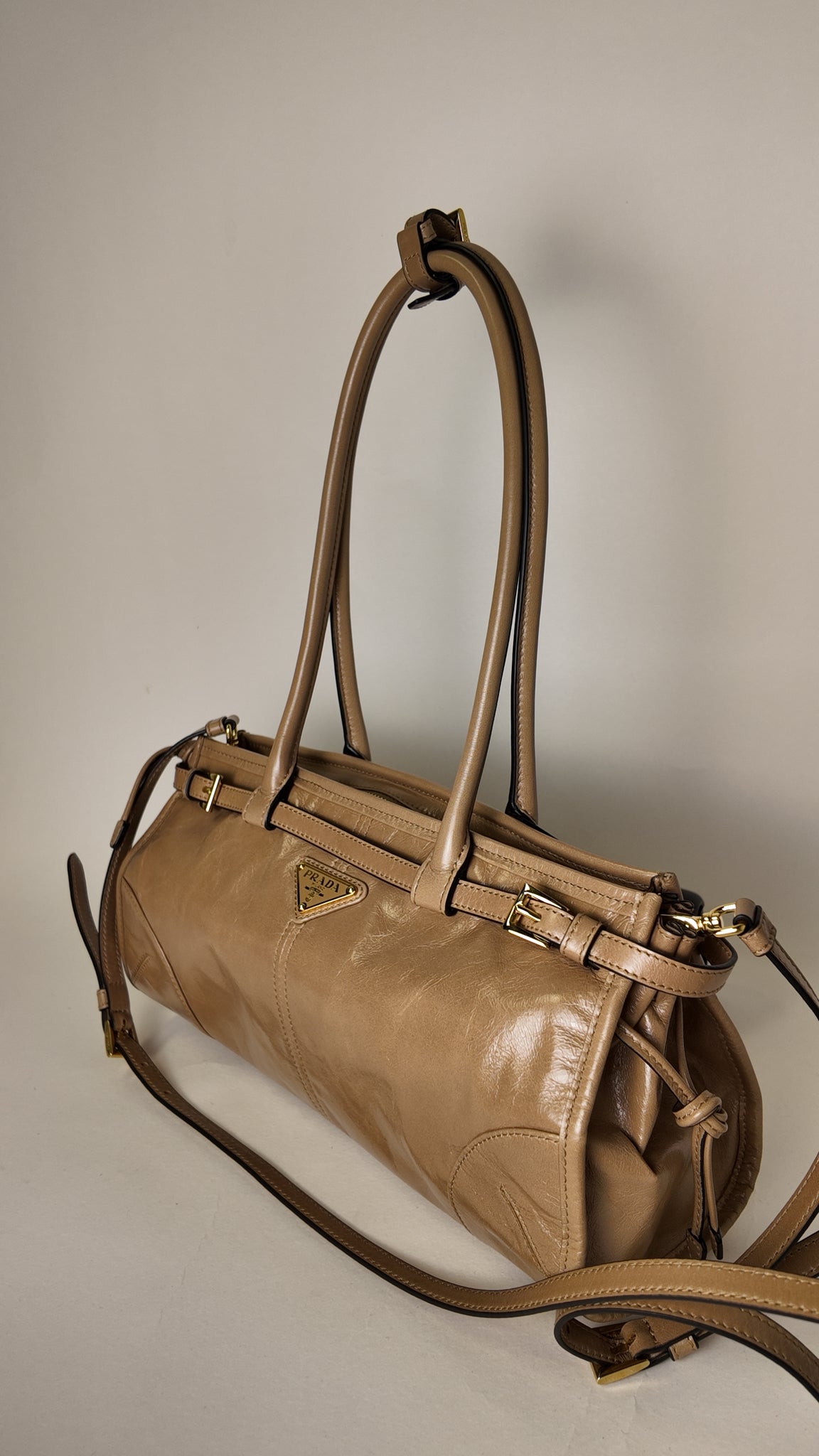 BONNIE EAST WEST LEATHER SHOULDER BAG IN CAMEO