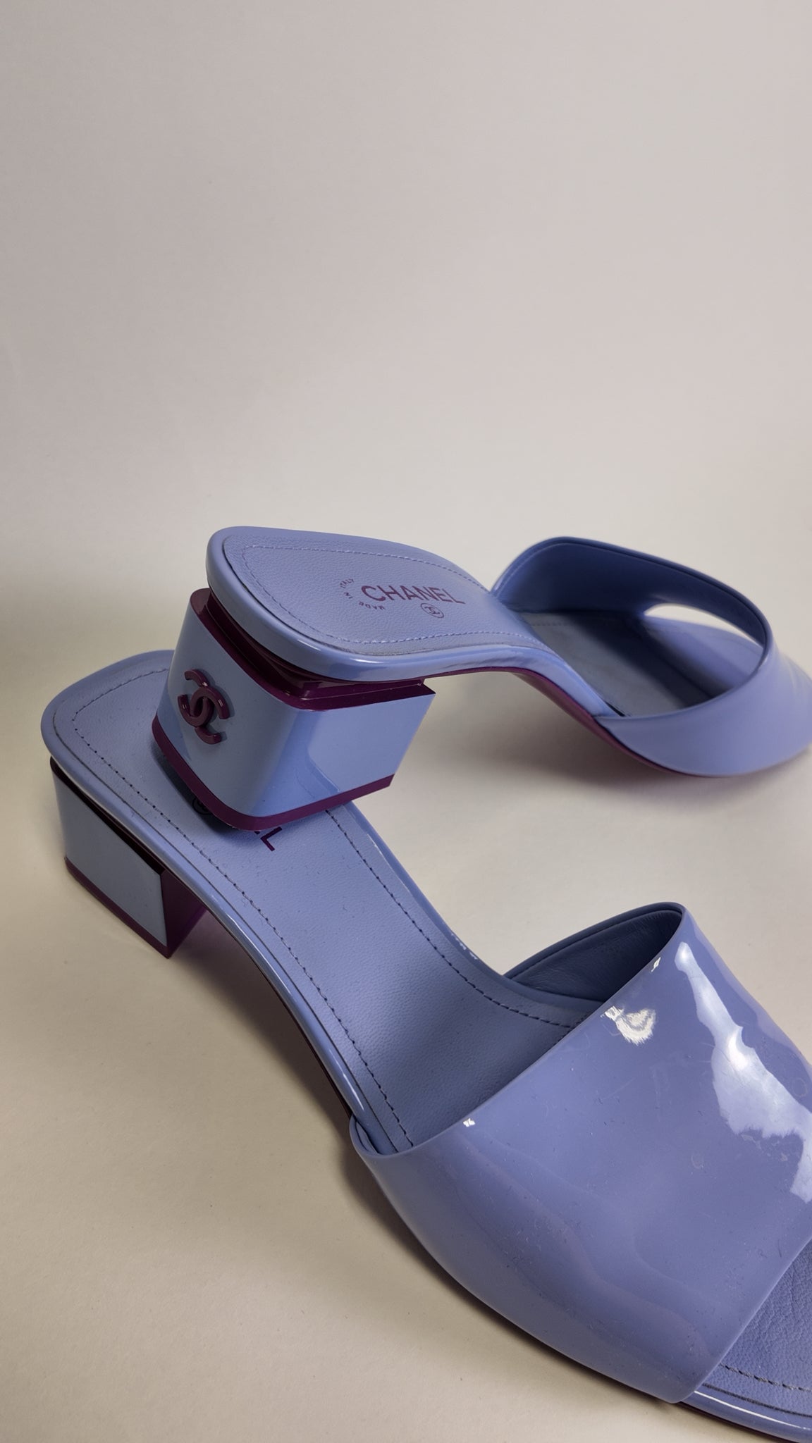 2022 CHANEL PATENT LEATHER SLIDE SANDAL