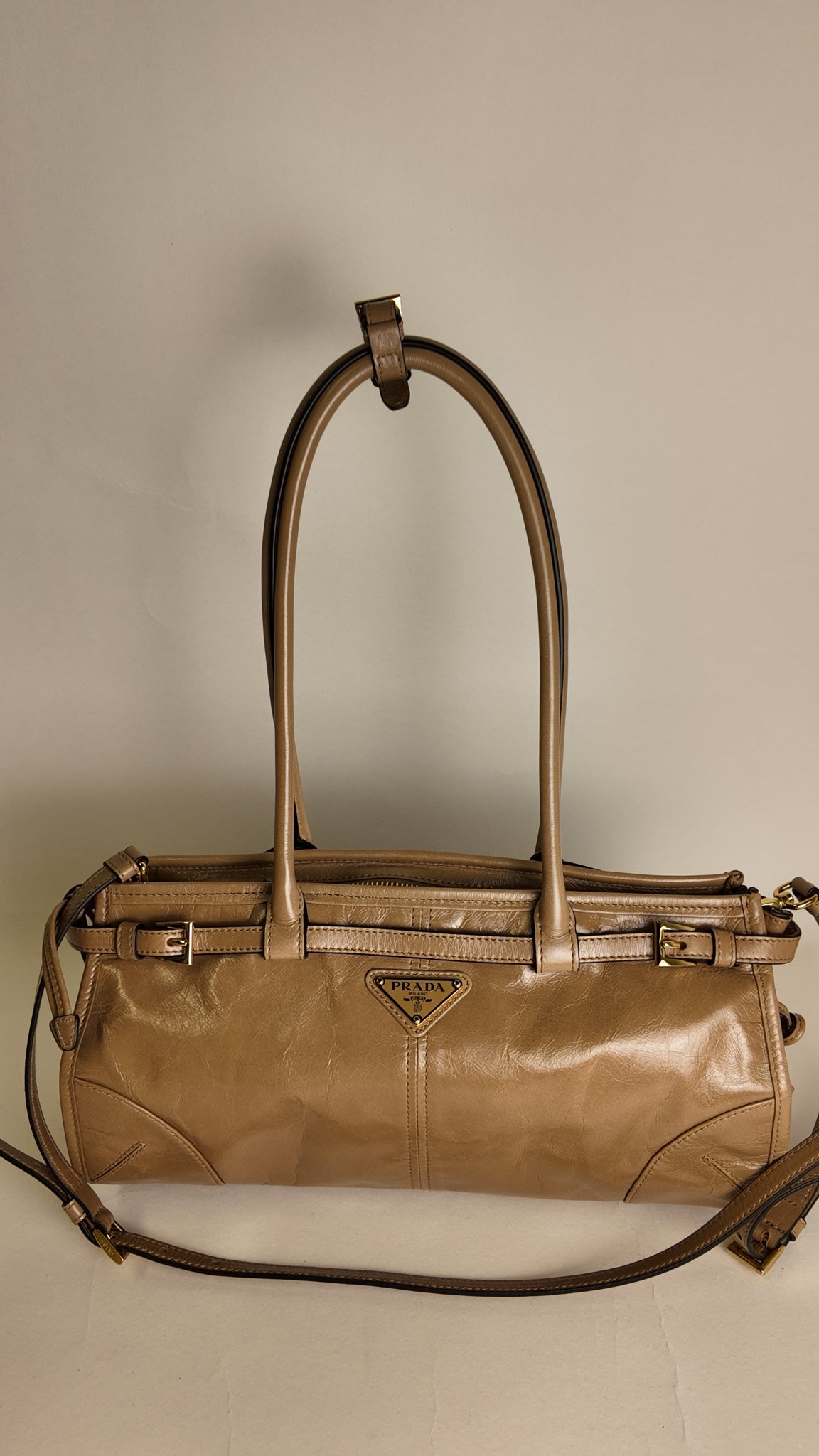 BONNIE EAST WEST LEATHER SHOULDER BAG IN CAMEO