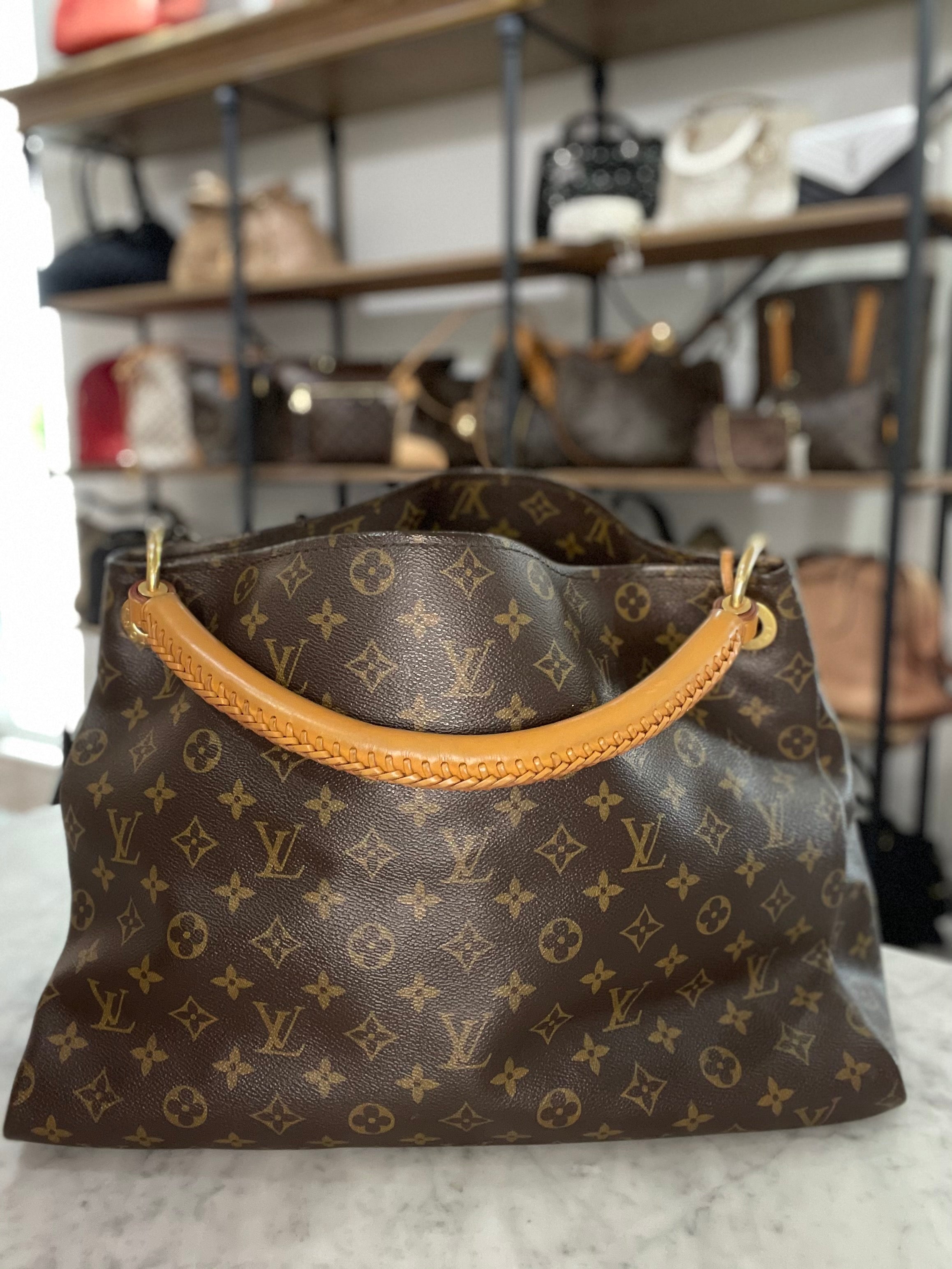 Review of the Redesigned Louis Vuitton Artsy MM 