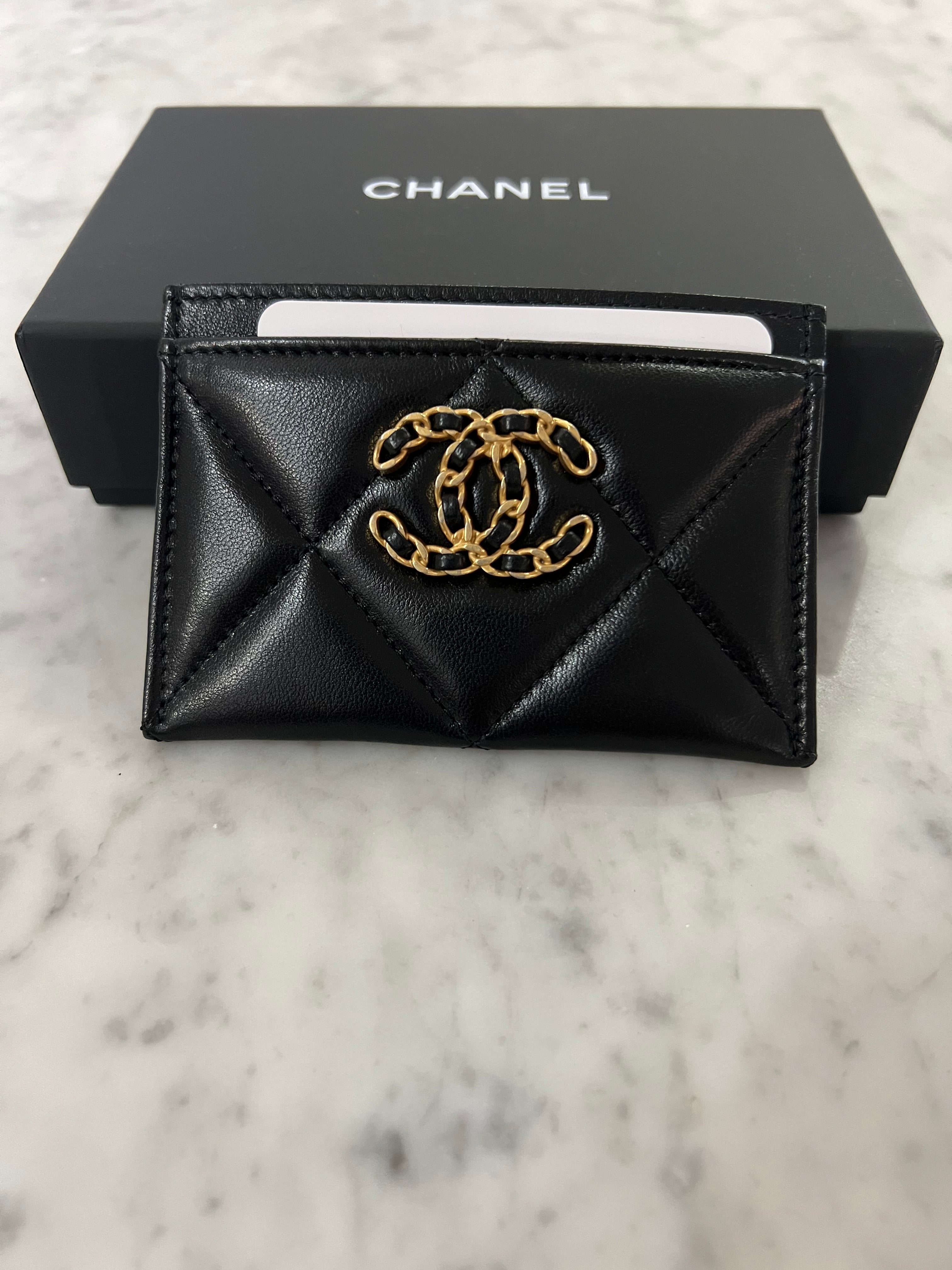 Della Marga - Chanel 19 zip cardholder in black available again